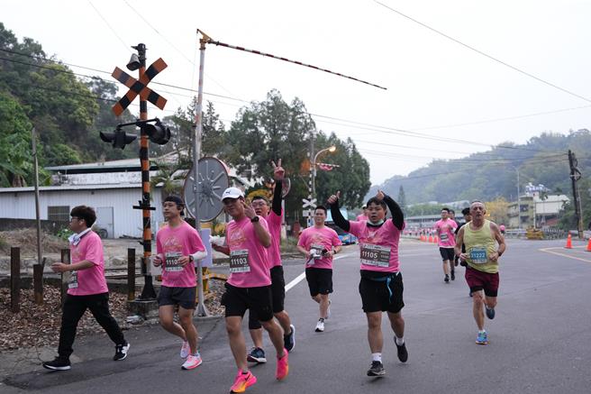 「2024集集鐵道半程馬拉松」10日清晨在南投縣集集和平國小鳴槍起跑。（集集鎮公所提供／馮惠宜南投傳真）