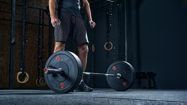 男子健身到一半，突被陌生女子从后抬起双脚推走。(图:shutterstock/达志)