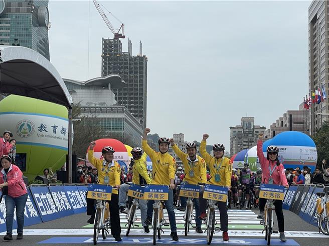 台北市長蔣萬安（左三）、體育局長王泓翔（左四）為「2024國際自由車環台賽」領騎。（劉彥宜攝）