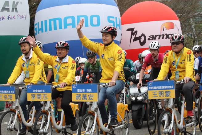 台北市長蔣萬安（中）10日出席國際自由車環臺公路大賽，並為賽事領騎。（劉宗龍攝）