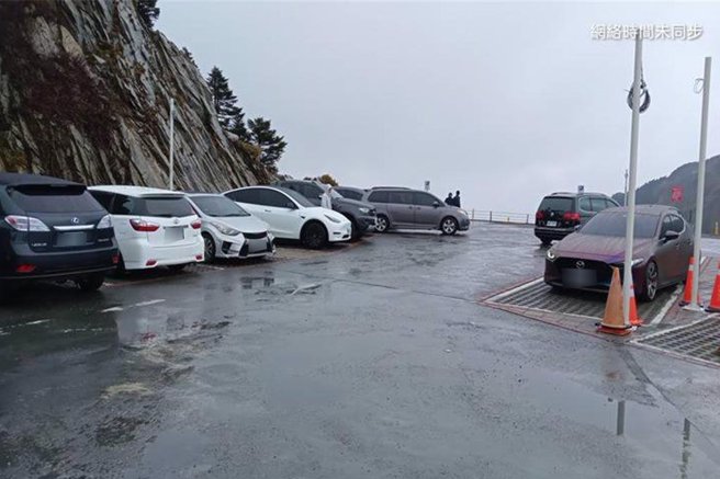 合歡山武嶺等地10日清晨開始下起冰霰與雪花。（南投縣警局仁愛分局提供／馮惠宜南投傳真）