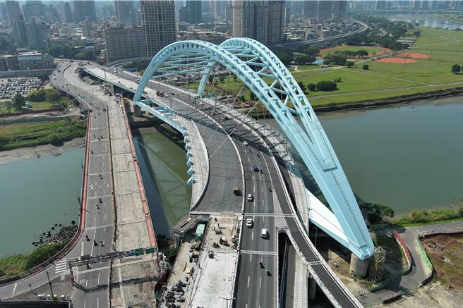 連接台北市中正區及新北市永和區中正橋，繼去年10月8日開放新橋台北往新北方向改道通行後，新北往台北方向即將在3月16日改由新橋通行。（台北市工務局提供／蔡佩珈台北傳真）