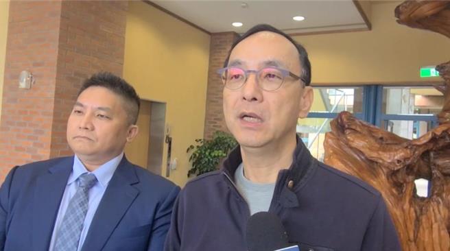 今（10日）国民党主席朱立伦（右）至宜兰参加党部新年团拜，受访时表示，对于中常委选举会严格审查。（吴佩蓉摄）