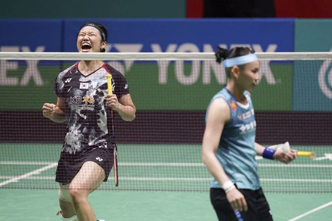 安洗莹(左)今年初在大马羽球赛战胜戴资颖。（美联社资料照）