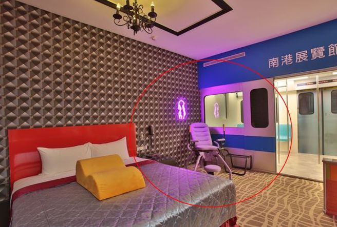 新北市一间汽车旅馆房间内的八爪椅被偷。(翻摄自 欲望实境娱乐汽车旅馆FB)