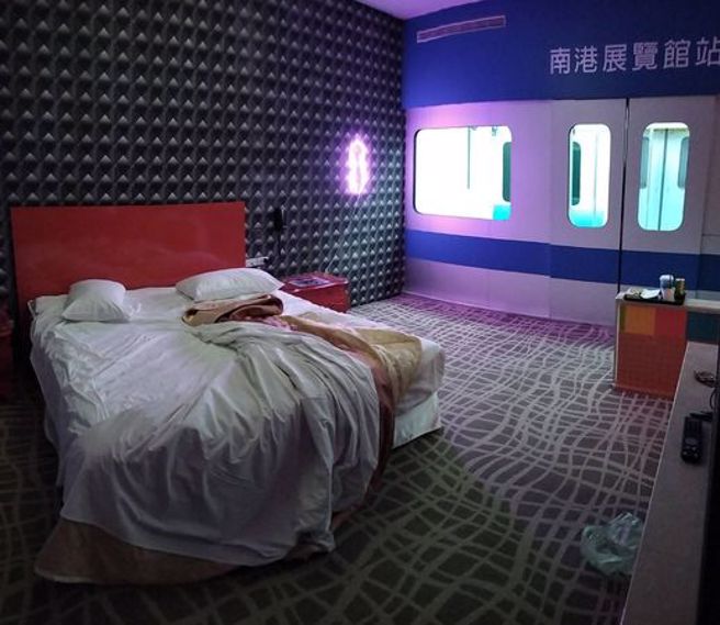 旅馆里超大张的八爪椅被房客偷走，网友都觉得不可思议。(翻摄自 欲望实境娱乐汽车旅馆FB)