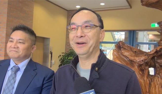 國民黨立委提案修法推動「不在籍投票」，包含開放境外「通訊投票」，引發民進黨批評是在幫中國人大開門嗎？10日國民黨主席朱立倫（右）笑回了。（吳佩蓉攝）