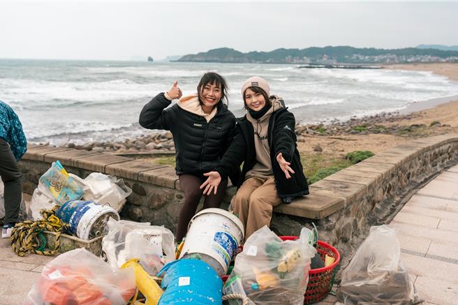 跑步网红「爱跑步那个薇安」Vivian与艺人小猪黄沐妍共同参与万金石马拉松净滩活动。（新北市体育局提供）