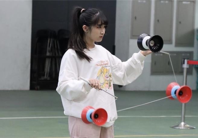 20歲新住民第二代賴佳怡練習扯鈴有近10年的資歷。（移民署提供）