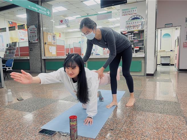 王芬芬（右）指導賴佳怡瑜珈動作。（移民署提供）