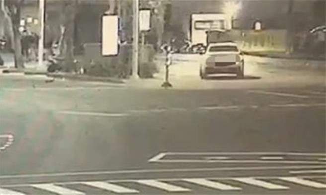 驾驶BMW男子疑似见警心虚，闯红灯衝上新堀江人行道，警方在车上搜出毒品遭逮。（警方提供／任义宇高雄传真）