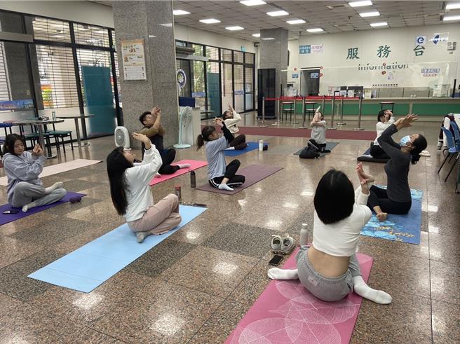 移民署台北市服務站「新住民二代親善大使體驗營」舉辦瑜珈課程。（移民署提供）