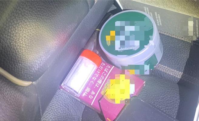 高雄男驾驶BMW休旅车衝上人行道，警方上前拦查发现驾驶神情涣散，查出毒品共27.04公克送办。（警方提供／任义宇高雄传真）