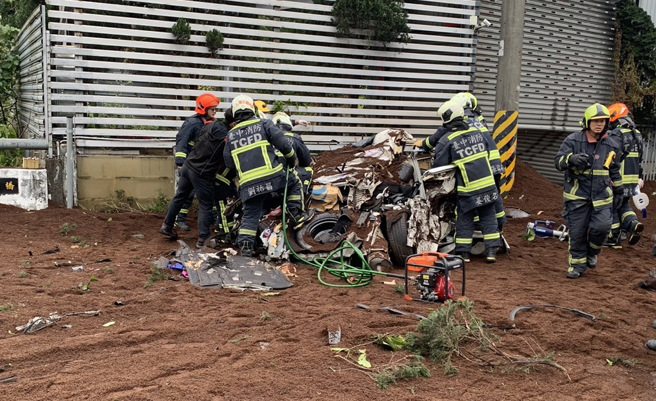 聯結車翻覆後將休旅車壓到扭曲變形，害母親命危兒子昏迷，車子成的一堆廢鐵。（翻攝畫面）