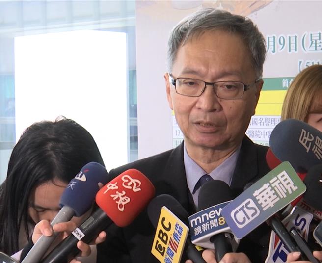 薛瑞元今（10）日出席國醫節慶祝大會，對於掛號費事件，薛瑞元表示每個人人都可以對公共政策發表意見，他都予以尊重。（劉瑋晴攝）