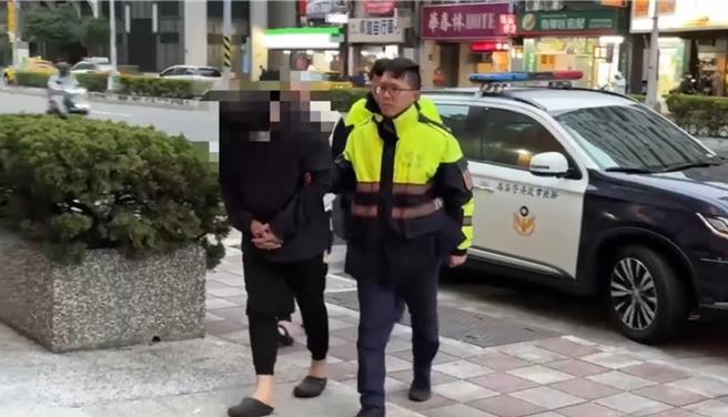 2名嫌犯被警方逮補，帶回派出所偵訊。（三重警分局提供／呂健豪新北傳真）
