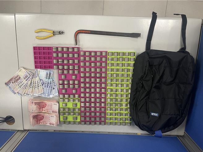 警方查扣嫌犯得手的贓款合計4萬1600元。（三重警分局提供／呂健豪新北傳真）