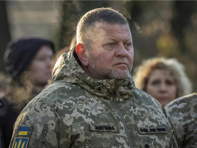 烏克蘭前武裝部隊總司令扎盧茲尼（Valeriy Zaluzhnyi）、前總參謀長沙普塔拉（Serhiy Oleksandrovych Shaptala），傳因健康理由解除現役。（路透社）