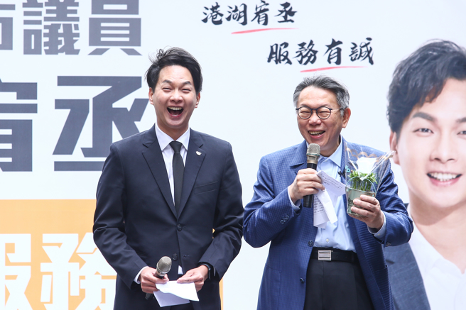 台灣民眾黨主席柯文哲（右）10日出席同黨籍台北市議員陳宥丞（左）服務處喬遷茶會，針對是否賣掉新竹農地？他受訪時表示，已經委託李國璋處理，第一步要先恢復農地，總要先達到標準，至於後續，他透露，已經告知父母，自己不可能回到新竹當醫生，回去新竹住也太不可能。（鄧博仁攝）