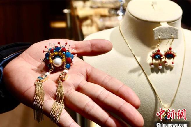 大陆国潮饰品兴起，让浙江义乌赶工不断「走出海外」，尤其以东南亚市场成为热门收货地。（中新网）