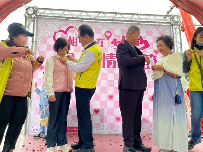 南投竹山鎮舉辦「2024白色情人節闖關活動」，在滿滿垂枝女貞如雪花般綻放的下坪自行車步道登場，150對情侶度過難忘的白色情人節。（竹山鎮公所提供／馮惠宜南投傳真）