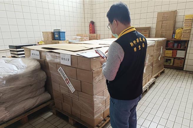 新竹县卫生局在「十全特好食品有限公司」封存612箱客制产品「特制酱（红辣）」，尚未流通于市面。（新竹县政府提供／罗浚滨新竹传真）