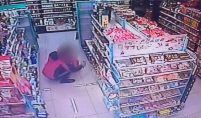 窃贼行窃超商的高粱酒。（翻摄画面）