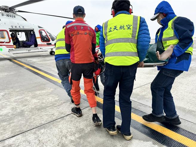 澎湖10日清晨5時許，發生一起7旬老翁遭長期不睦鄰居砍殺多刀，而以直升機後送至台就醫。（凌天航空提供／許逸民澎湖傳真）