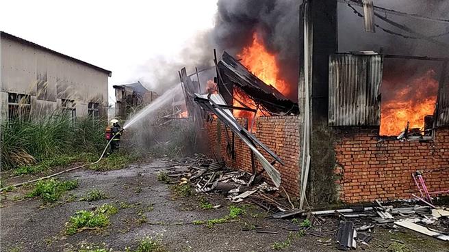 湖口鄉三元路一處倉庫發生火警，消防人員布水線灌救。（新竹縣消防局提供／羅浚濱新竹傳真）