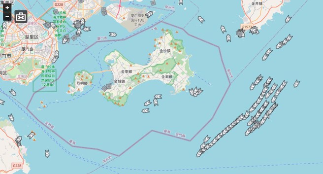 昨有民眾在臺灣海域船舶即時資訊系統上，看到金門禁限制海域有50、60艘未具體說明的船舶，以為是大陸漁船包圍，海巡隊則解釋是大陸漁船的整排浮網上有AIS訊號標才引發誤會。示意圖，圖為10日下午金門海域周邊狀況，非事發當時海域情況。(截自交通部航港局臺灣海域船舶即時資訊系統)