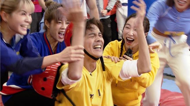 阿翔赢得比赛，顿时欢声雷动。（民视提供）