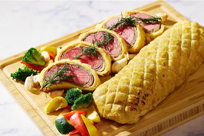 「欧洲美食节」推出传统英式料理「威灵顿牛排」，每一口都充满了丰富的口感和层次，是必吃美食。(JR东日本大饭店台北提供) 