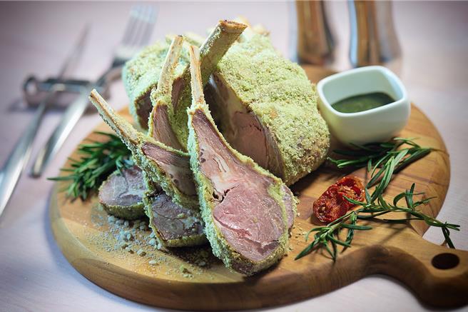 走法式风味的「普罗旺斯香草烤羊肋排」，带有迷迭香气，搭配风味独特的薄荷酱汁，平衡了羊肋排丰富的油脂，滋味清爽迷人。(JR东日本大饭店台北提供) 