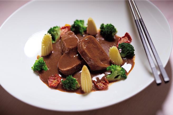 「法式炖牛舌」以精选上等牛舌搭配优雅的红酒酱汁，经过厨师精湛的厨艺烹调， 肉质鲜嫩，酱汁浓郁。(JR东日本大饭店台北提供)