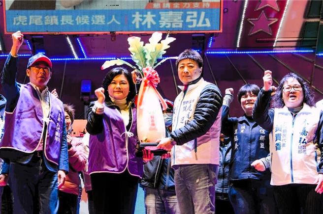 云林县长张丽善（前排左二）为林嘉弘（左三）送好彩头，左一是县议会议长黄凯。（林嘉弘竞选总部提供）