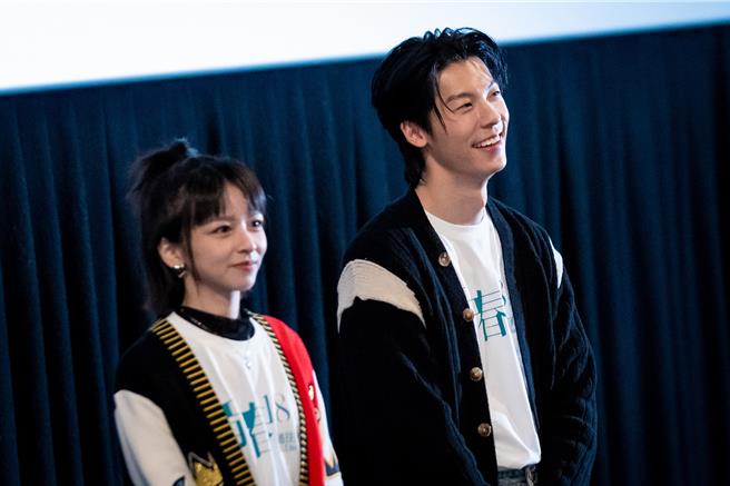 許光漢（右）和陳姸霏合體出席台南場口碑見面會。（翻滾吧男孩電影提供）