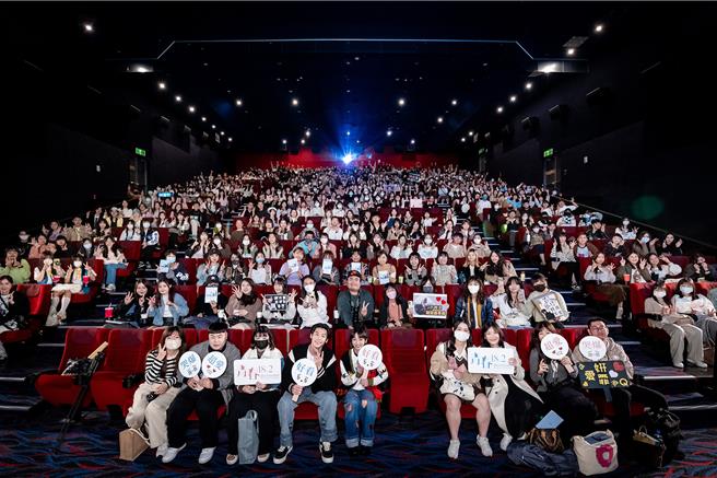 許光漢（左四）、陳姸霏（左五）看到場場坐滿的觀眾，都非常感謝大家支持。（翻滾吧男孩電影提供）