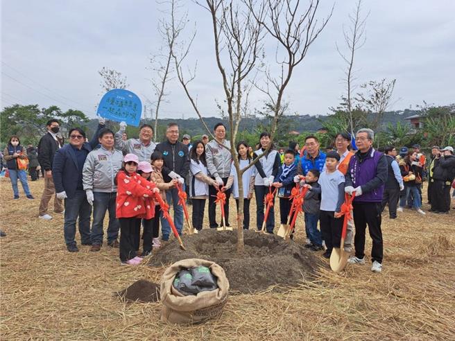 桃市府慶祝植樹節與企業合作造林，再推農業廢棄物再利用。（呂筱蟬攝）