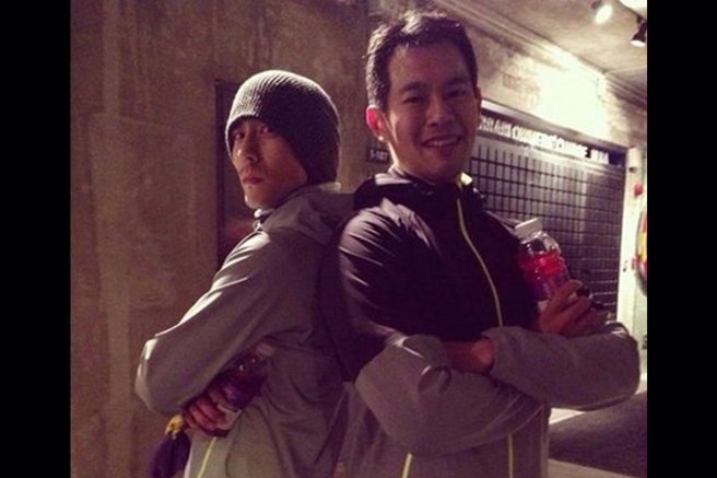 艺人修杰楷（左）的哥哥修杰麟（右），现为桃机公司业务处副处长。（资料照／翻摄自修杰楷脸书）