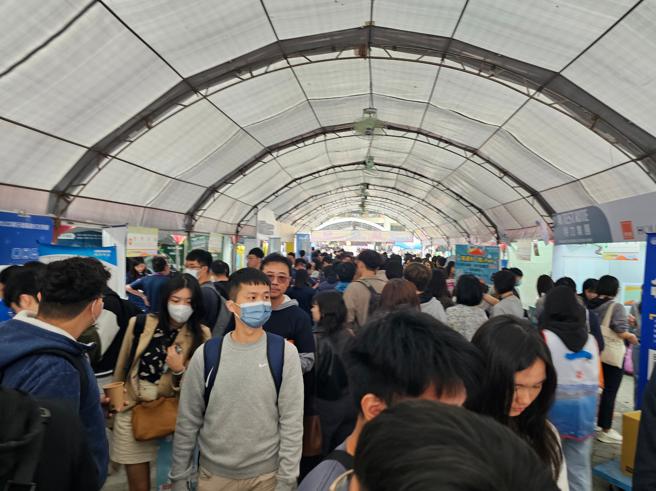中山大學就業博覽會人潮爆棚（圖片來源：中山大學提供）