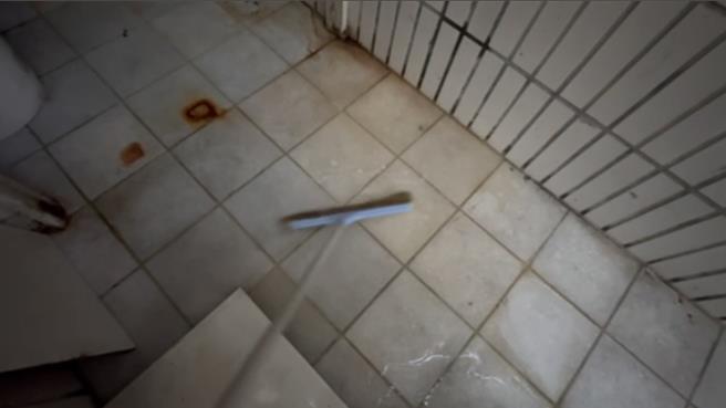 基泰大直鄰損戶狀況不斷，有民眾1樓至地下室嚴重龜裂，造成不明水源水淹地下室，防水工程沒用，挖溝引流水源，不時仍會聞到尿騷味，令人飽受折磨、身心崩潰。（台北市議員陳怡君提供／劉彥宜台北傳真）