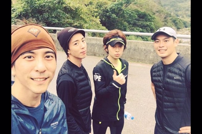 修杰楷（左）与好友、哥哥修杰麟（右）一起去跑步。（资料照／翻摄自修杰楷脸书）