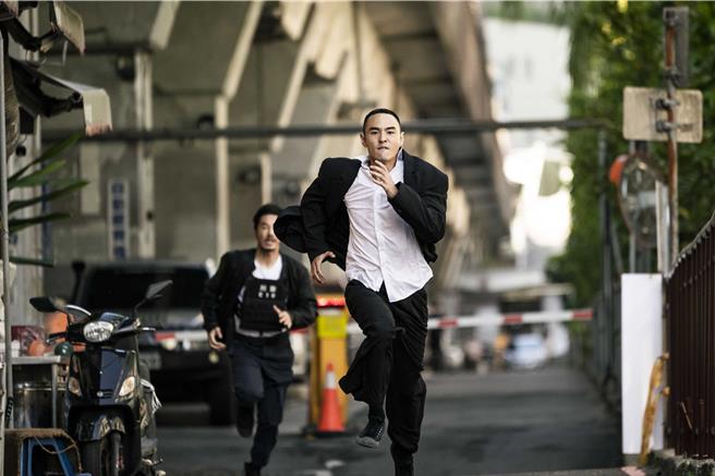 阮经天在《周处除三害》中饰演通缉犯陈桂林，寸头、黑西装加上流浪江湖的风格反成时尚指标。（一种态度电影股份有限公司提供）