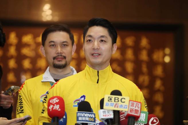 台北市長蔣萬安（中）10日出席國際自由車環臺公路大賽，並於會前受訪。（劉宗龍攝）