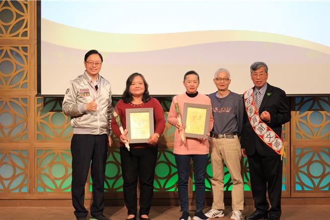 桃园家扶中心10日举办扶幼主委交接暨志工表扬，夫妻檔张吕传（右二）、黄淑铃（中）早年家庭困苦，曾受家扶中心扶助，成年后也加入志工行列，对于帮助困苦家庭乐此不疲。（吕筱蝉摄）