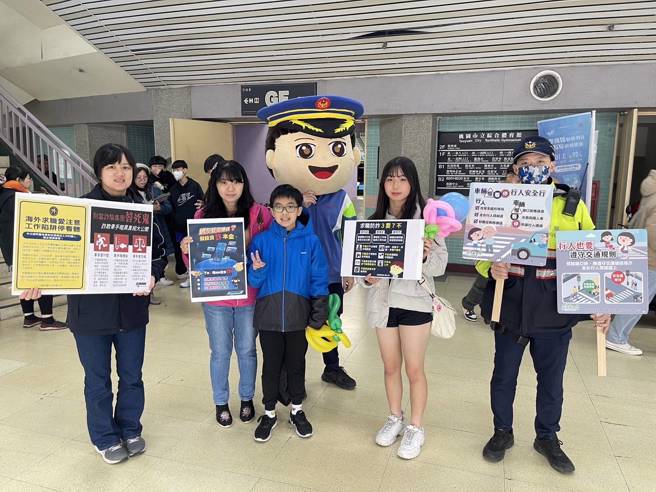 桃园高中高职博览会，警方到场宣导预防犯罪及交通安全。（翻摄画面）