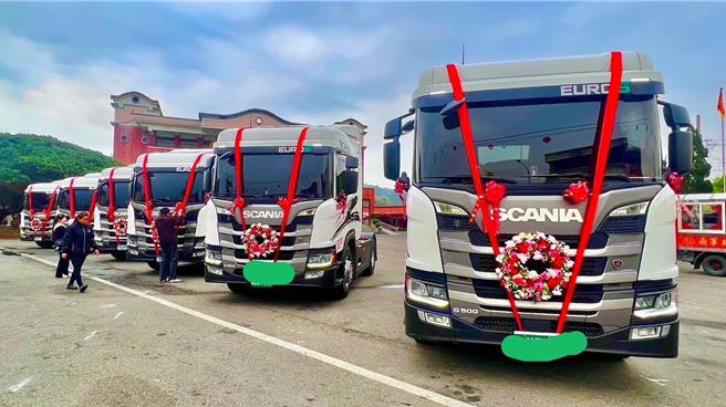 南投草屯有民眾大手筆以總價約4000萬元、6輛歐洲進口大卡車裝飾成迎親禮車。（翻攝自吳宗鴻FB）
