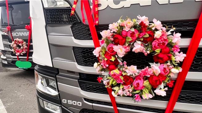 南投草屯有民眾大手筆以總價約4000萬元、6輛歐洲進口大卡車裝飾成迎親禮車。（翻攝自吳宗鴻FB）