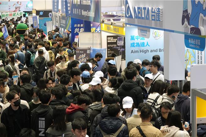 南台湾最大规模徵才活动「2024南区就业博览会」，10日在成功大学光復校区热闹登场，共有264家知名企业提供逾1.2万个海内外工作机会，吸引超过上万人涌入，现场气氛热络。（成大提供／洪荣志台南传真）