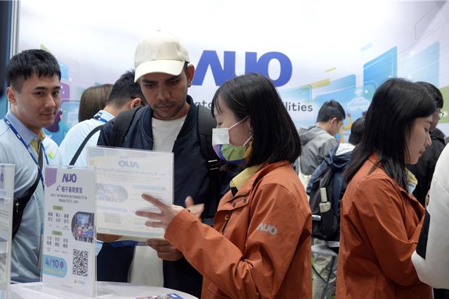 南台湾最大规模徵才活动「2024南区就业博览会」，10日在成功大学光復校区热闹登场，共有264家知名企业提供逾1.2万个海内外工作机会，吸引超过上万人涌入，现场气氛热络。（成大提供／洪荣志台南传真）